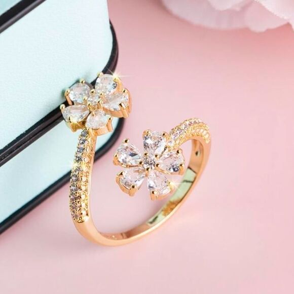 Elegant Gold Floral Ring - Picture 4 of 5